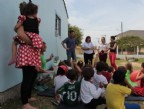Grupo de amigos doa brinquedos a alunos de C.E.I.s