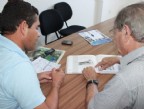 Escritor doa Livro de suas memórias a câmara municipal do Rincão 