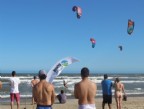Domingo de esportes encerra com surf, handebol e kitesurf
